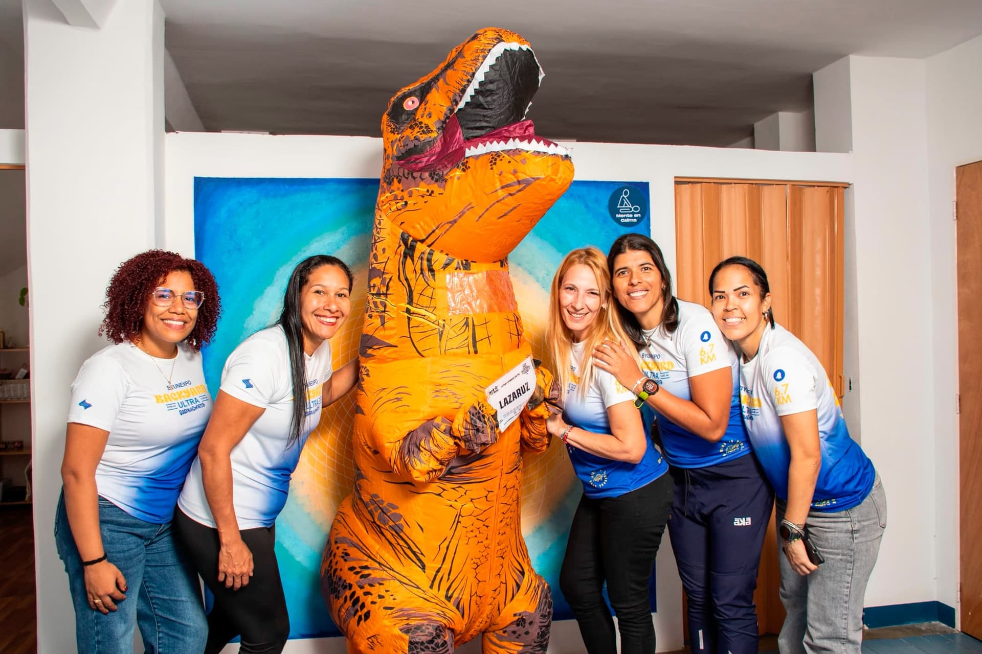 Grupo de atletas con la mascota