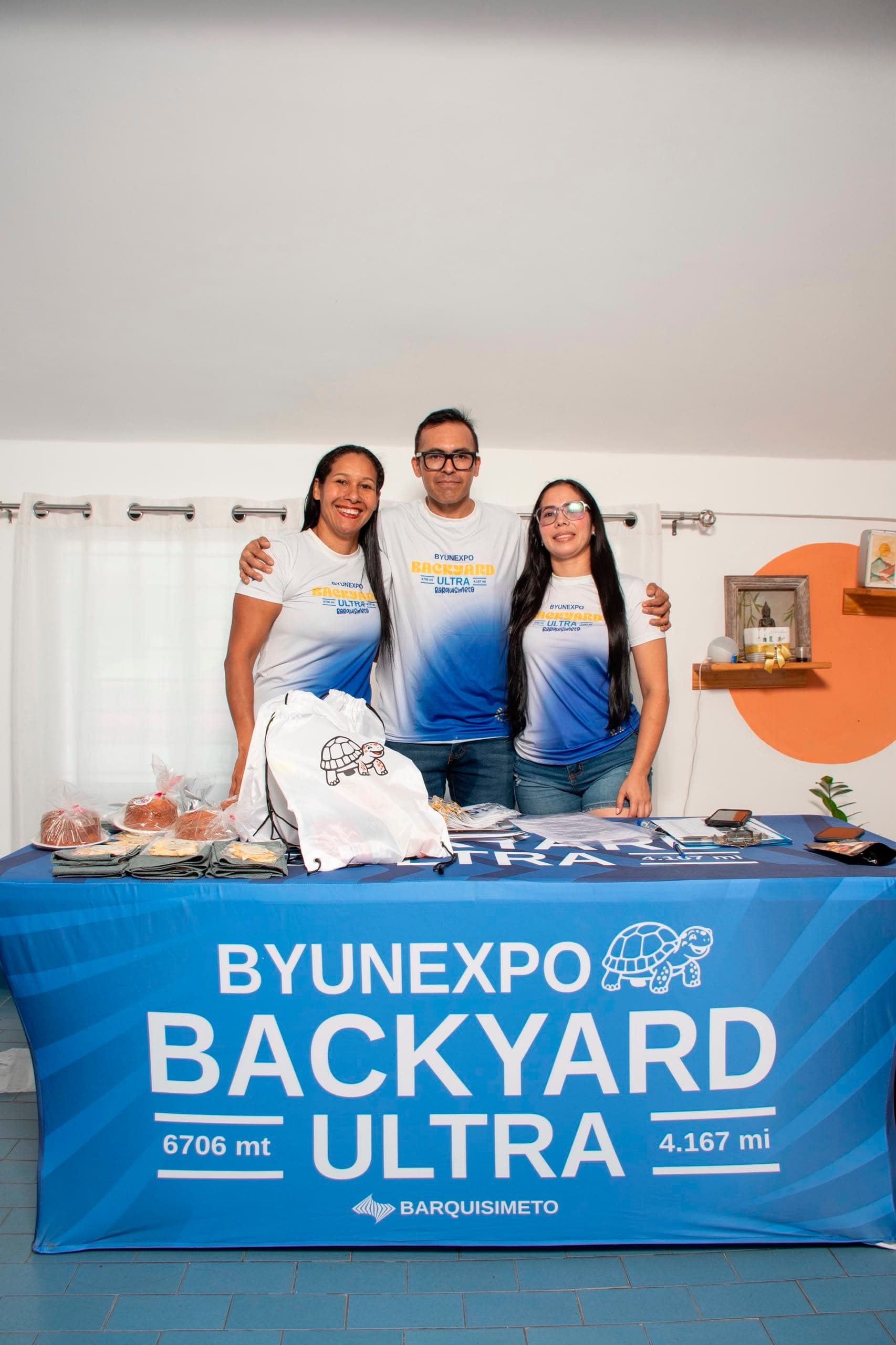 Equipo de organización con el kit