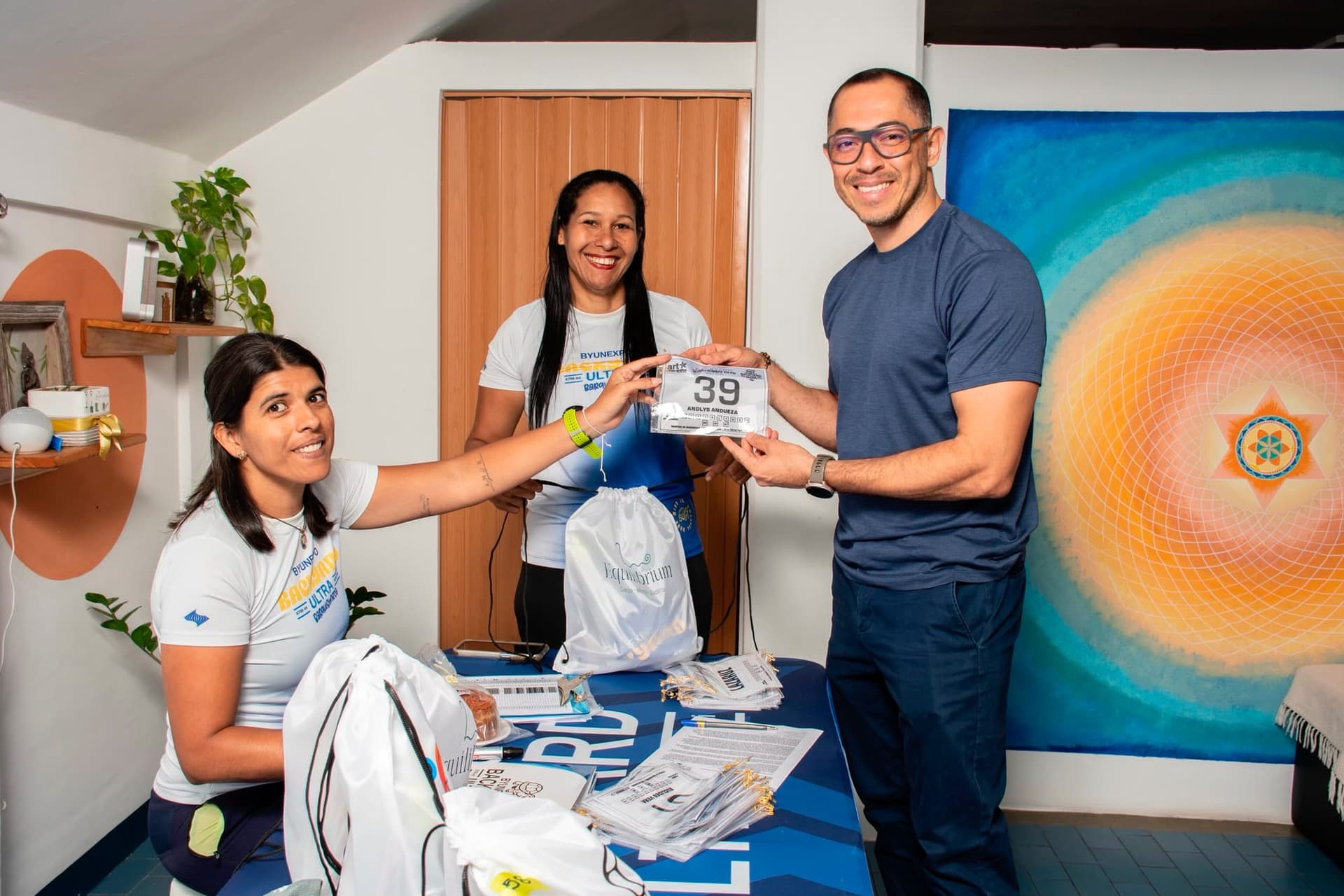 Corredores en la mesa de registro