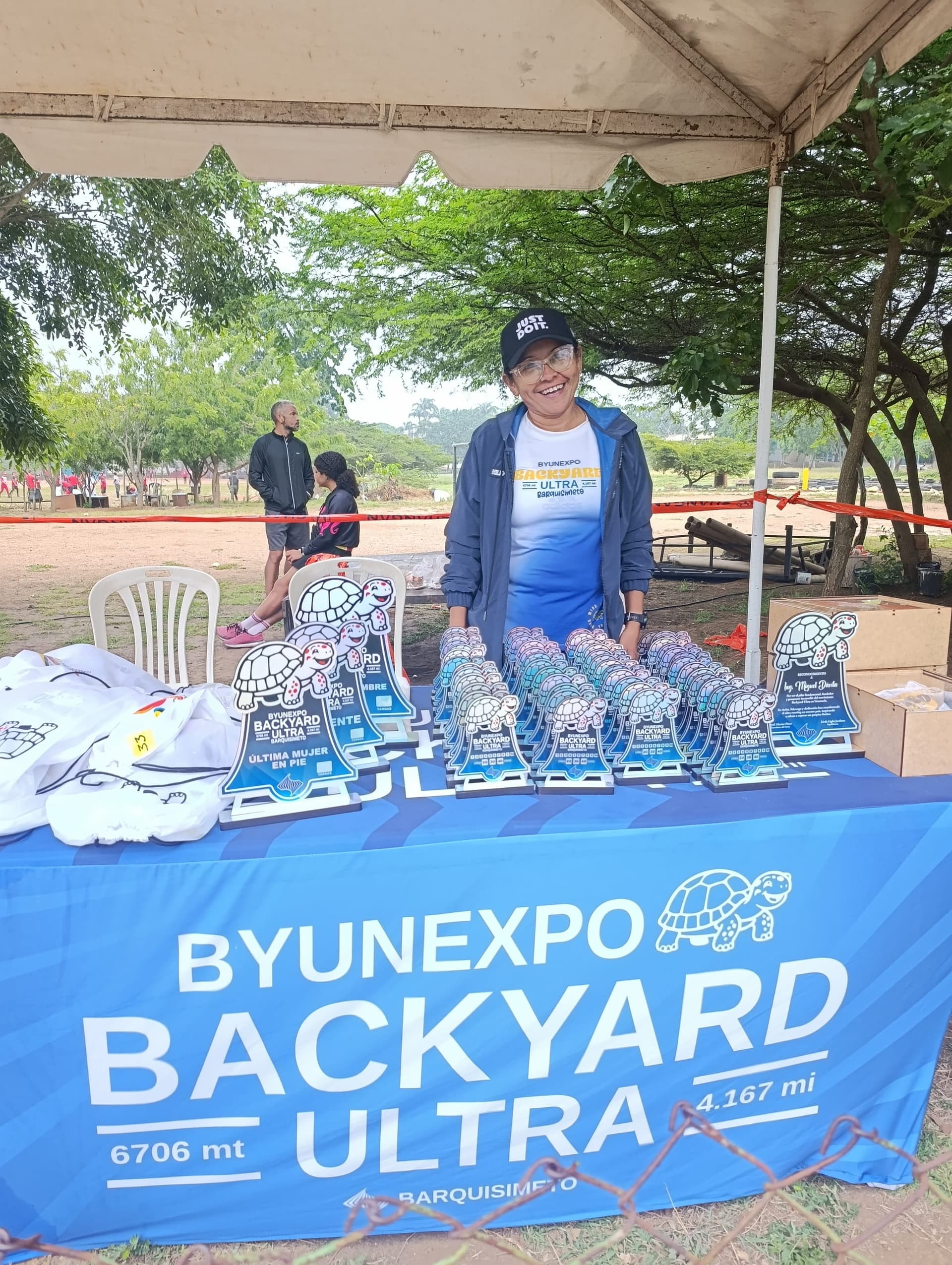 Mesa de premiación con trofeos BYUNEXPO