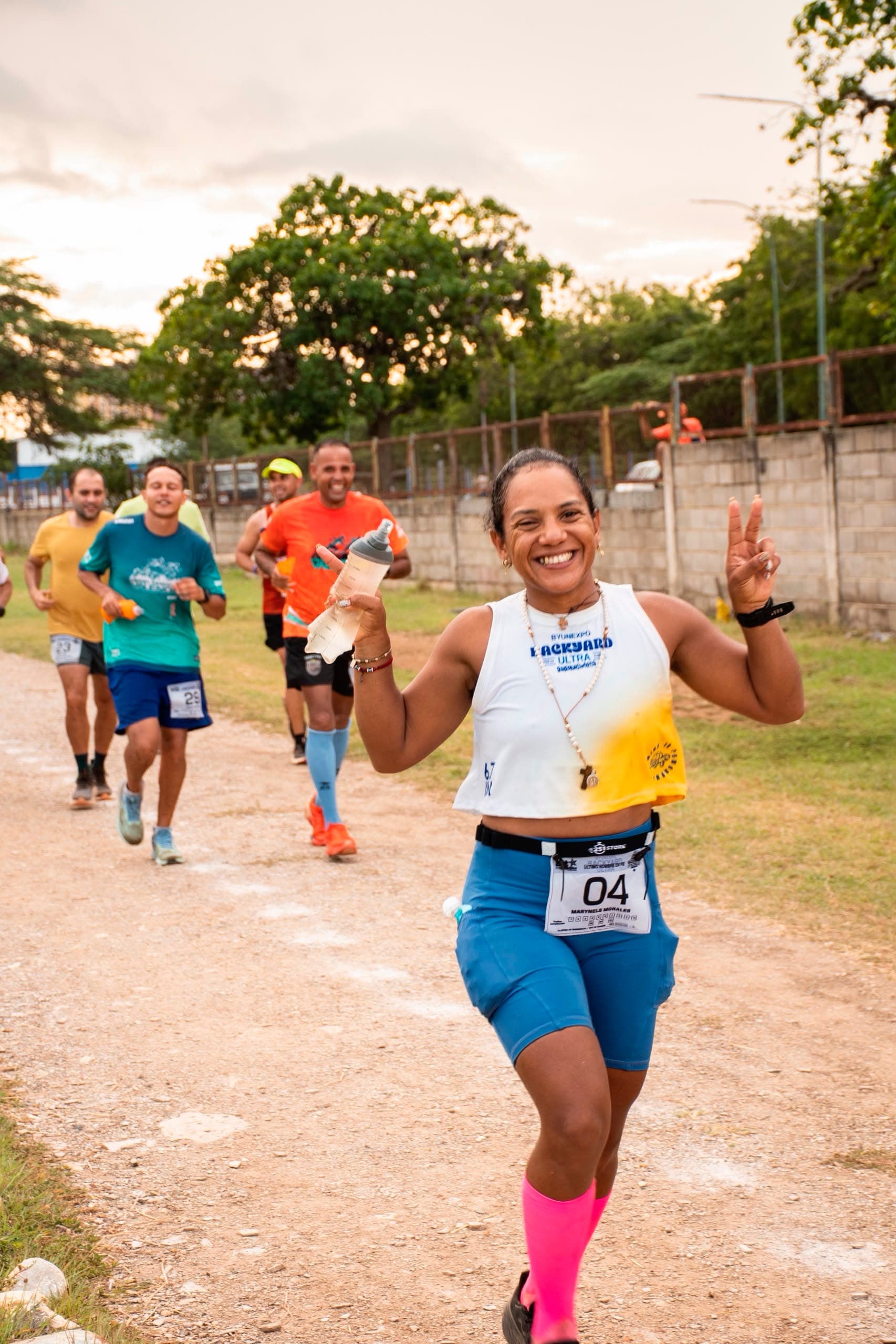 Corredores compartiendo en el campamento