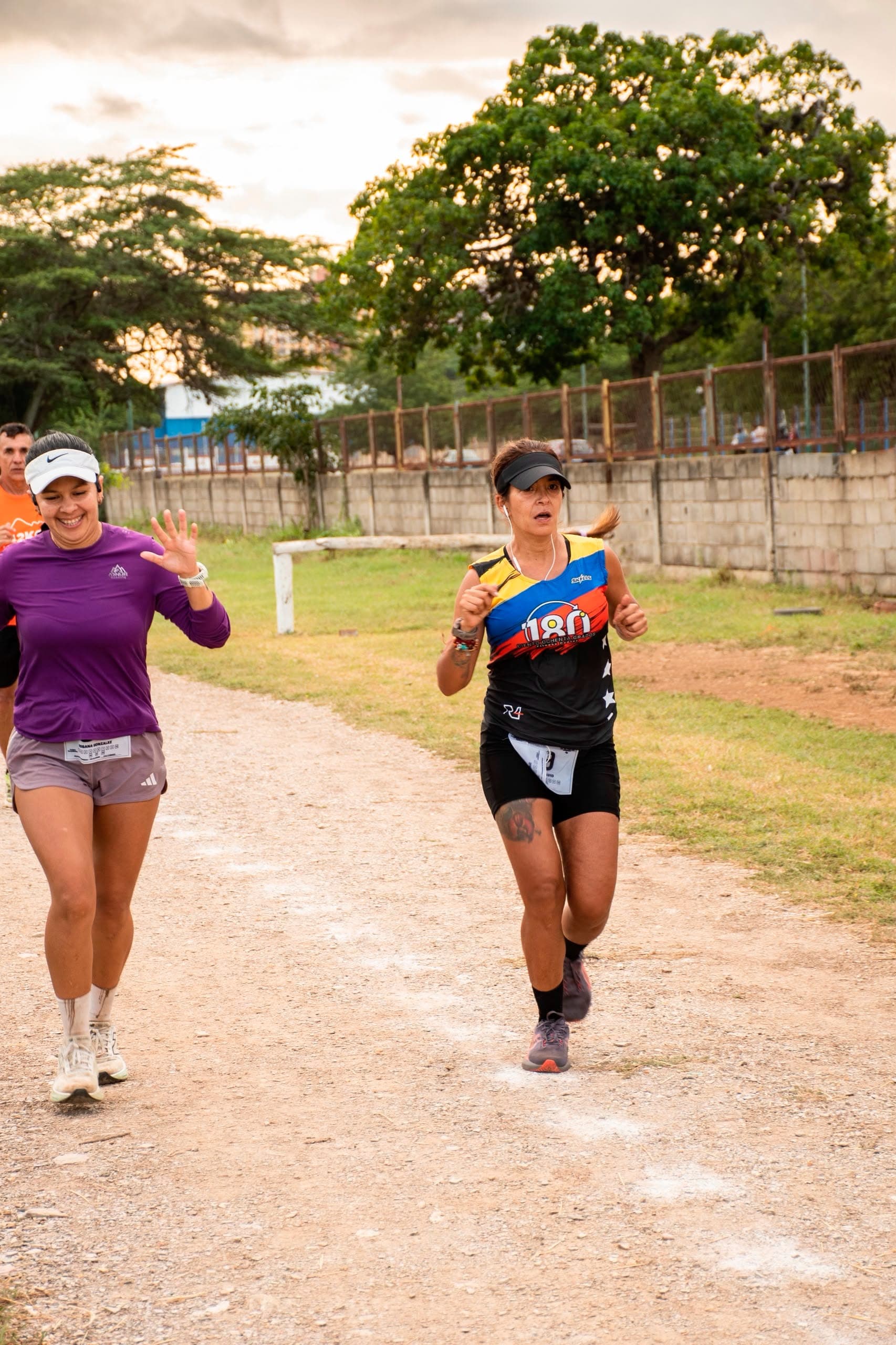 Voluntarios atentos a los corredores