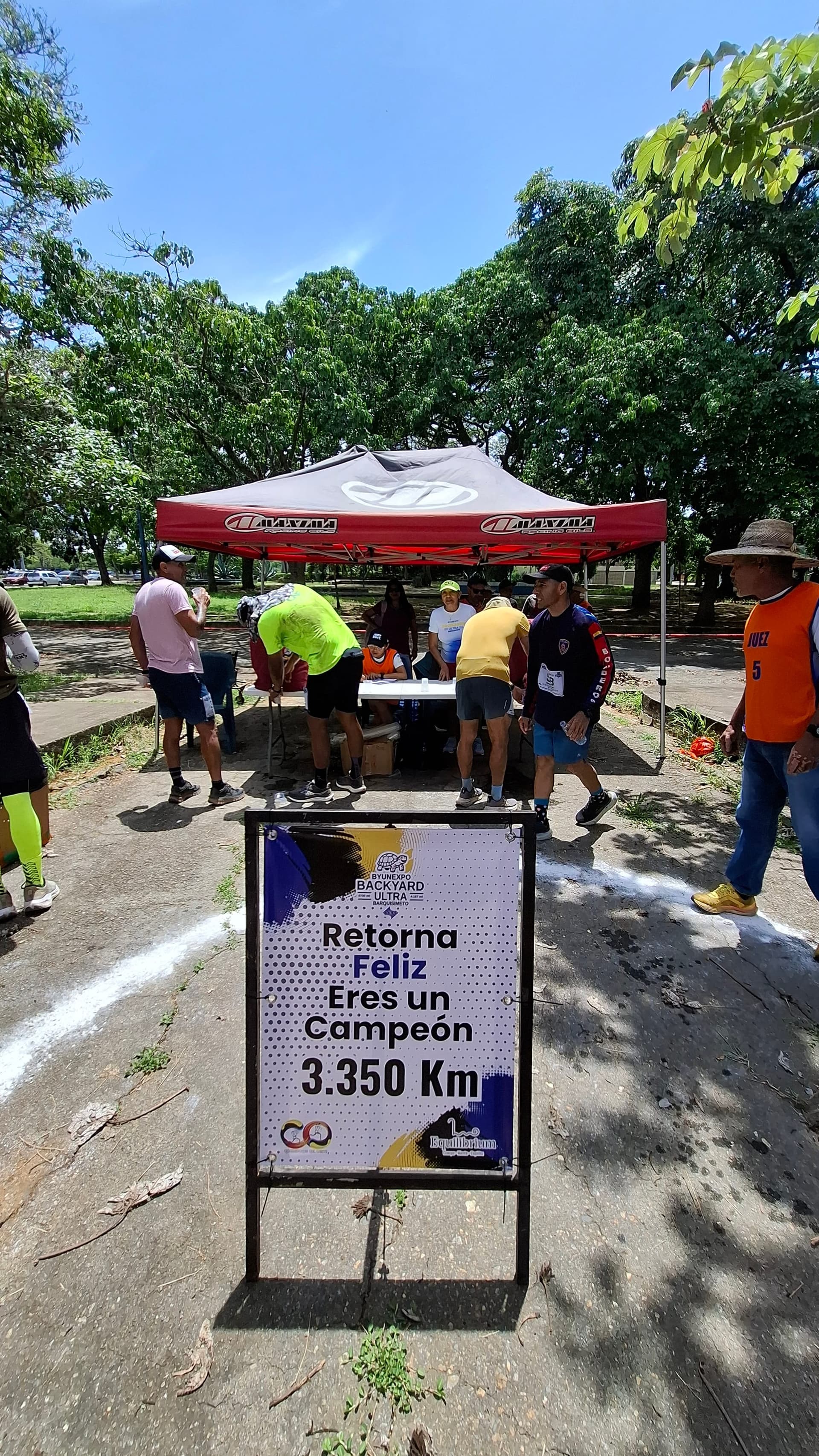 Atleta en carrera bajo el sol