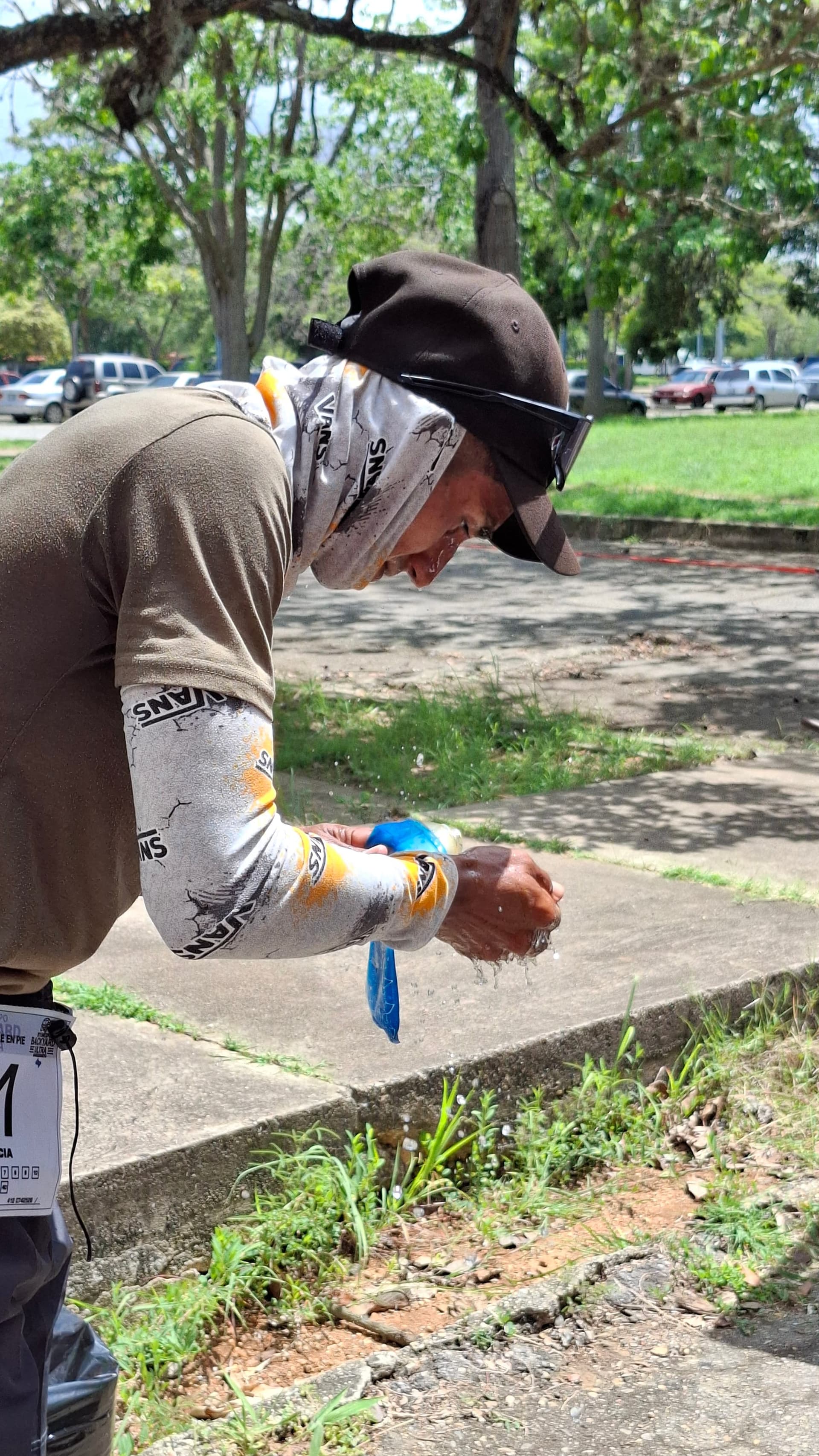 Atleta completando una vuelta